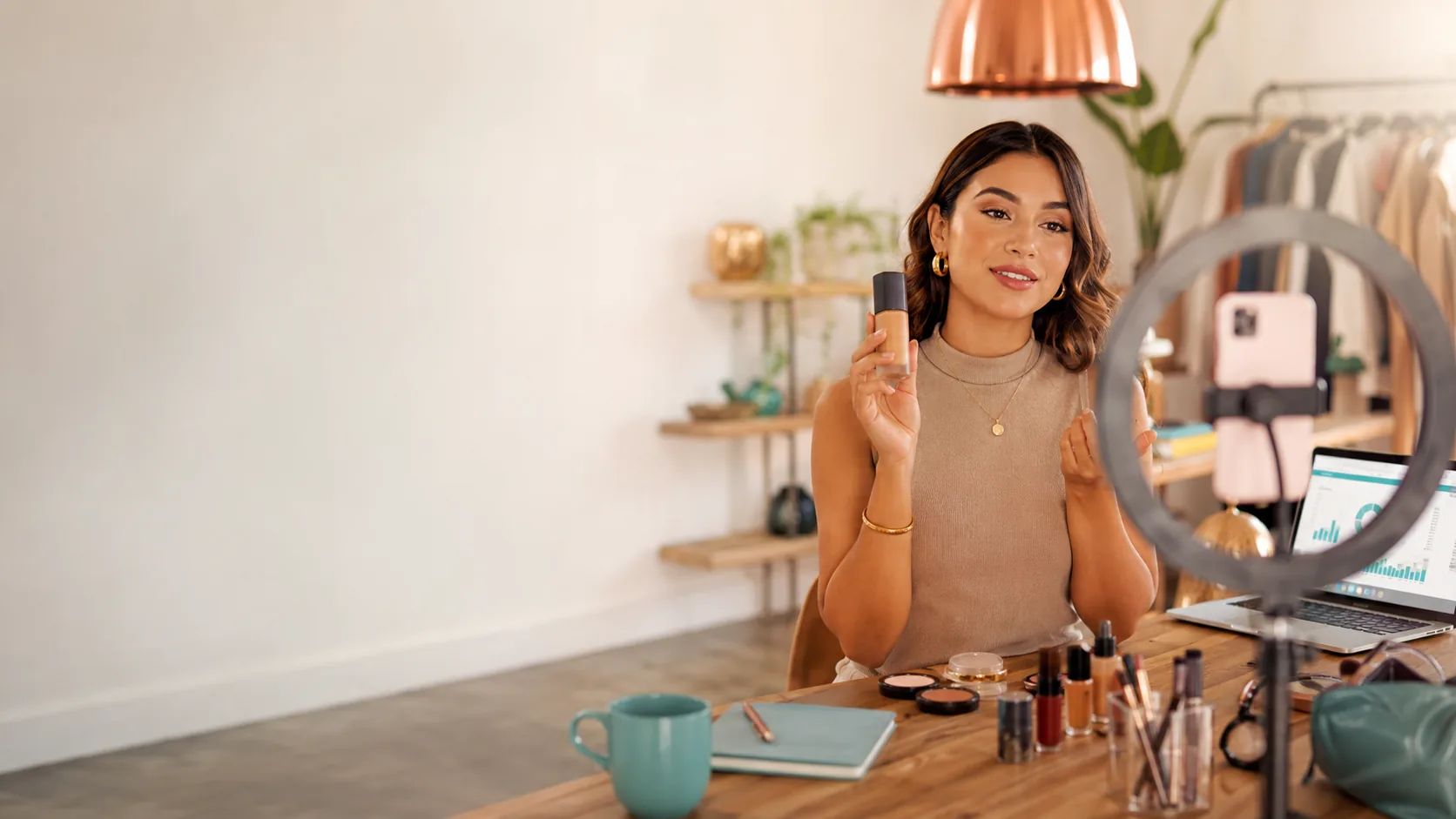 Qué es marketing de influencers: creadora de contenido grabando una campaña para una marca en México