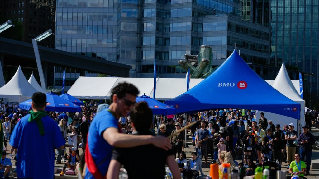 Asistentes reunidos en una activación de marca al aire libre, ejemplo de qué es una activación de marca