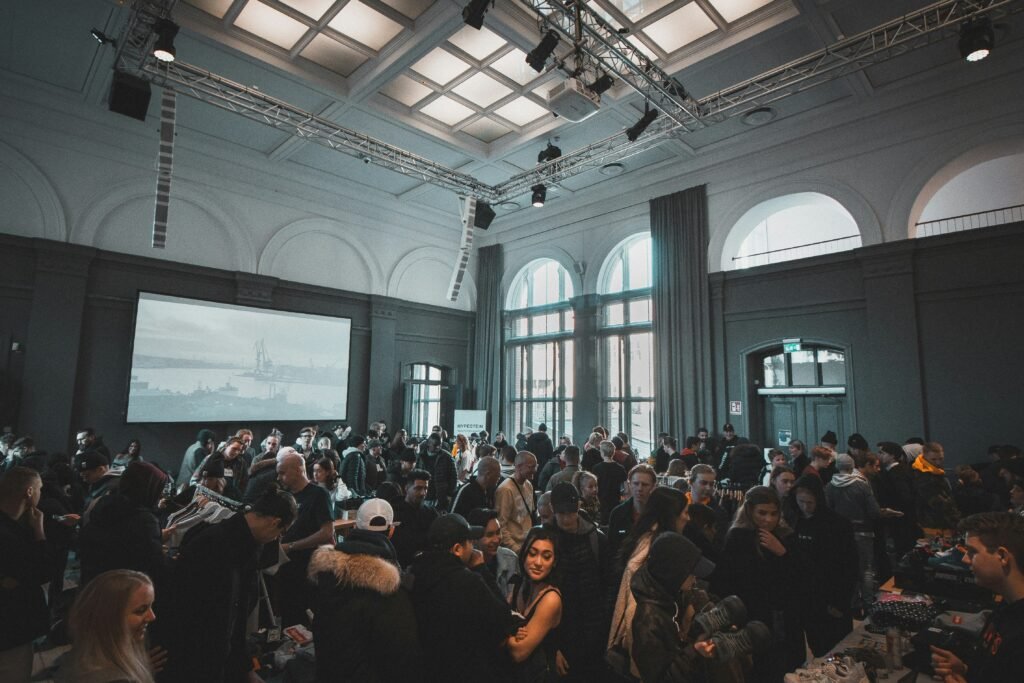 Público reunido en un evento corporativo, guía de cómo organizar un evento corporativo
