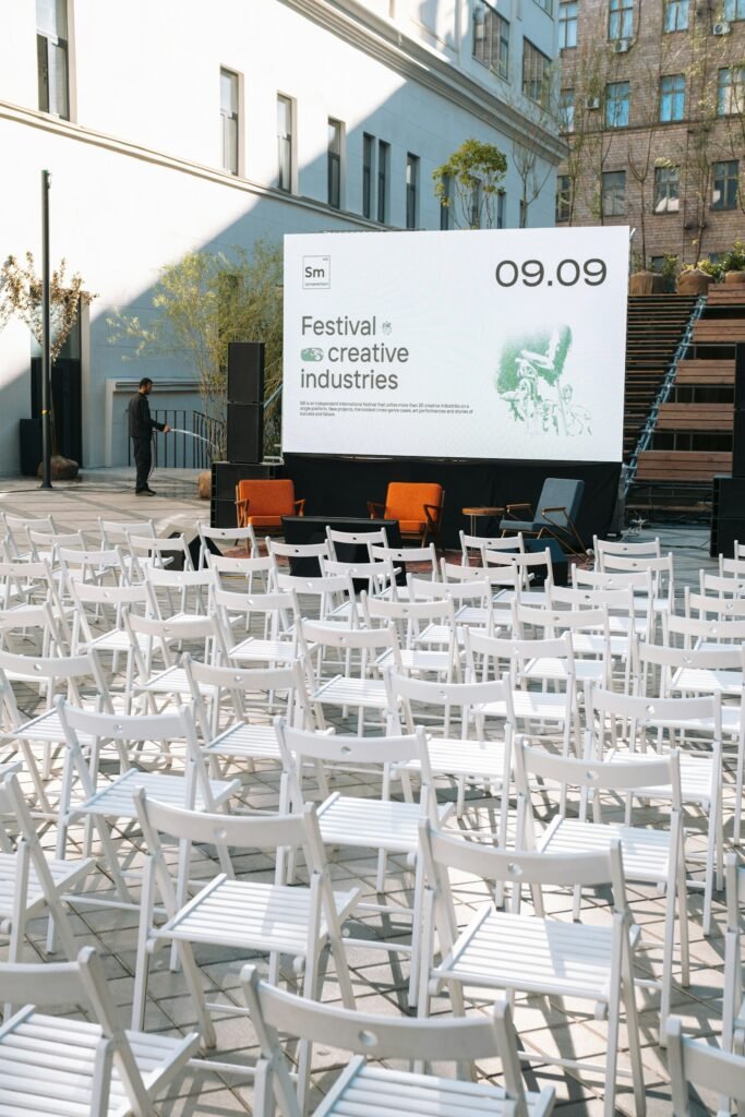 Montaje de una activación de marketing experiencial al aire libre con asientos para el público