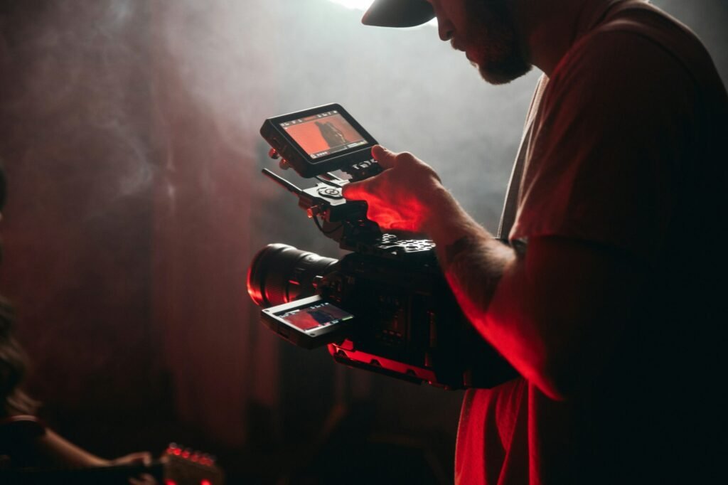 Camarógrafo grabando durante la producción de un video corporativo, paso a paso del rodaje