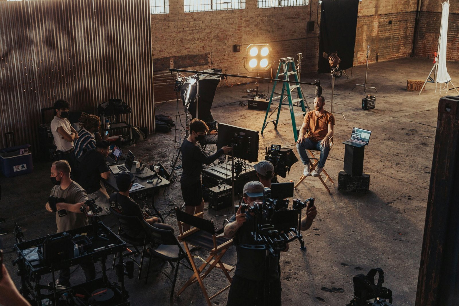 Equipo de una productora audiovisual grabando en set, qué hace una productora audiovisual