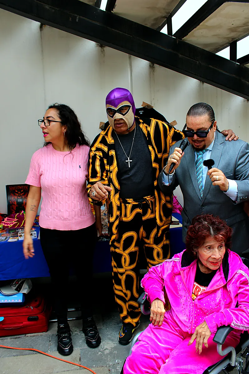 Leyendas de la lucha libre conviviendo con el público en la kermés de Expo Máscaras