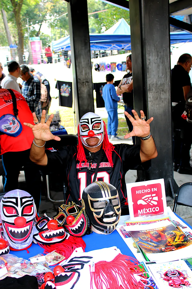 Luchador enmascarado en su puesto de máscaras de luchadores hechas en México, Expo Máscaras 2026
