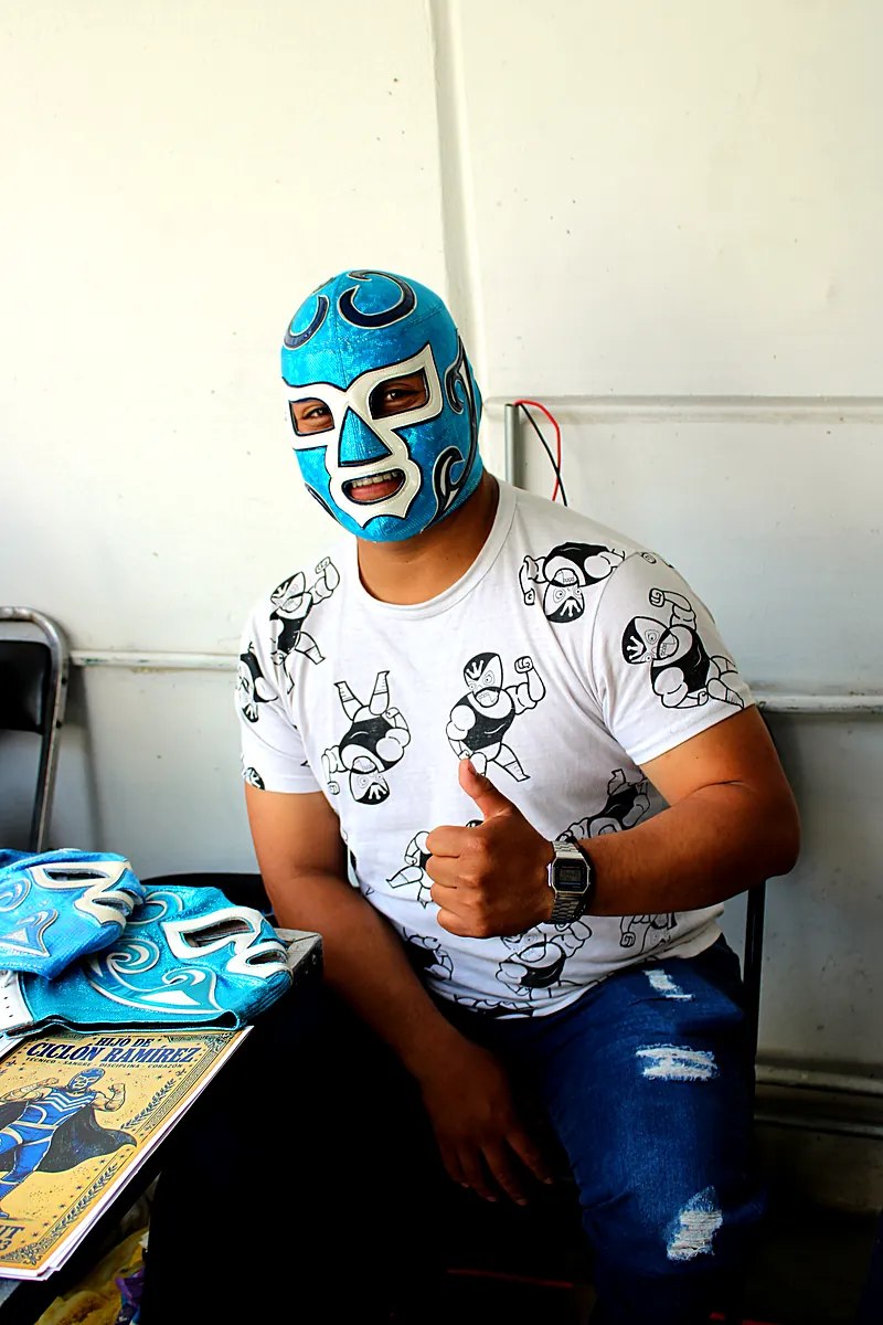 Luchador con máscara azul en la zona de firmas de autógrafos de Expo Máscaras 2026