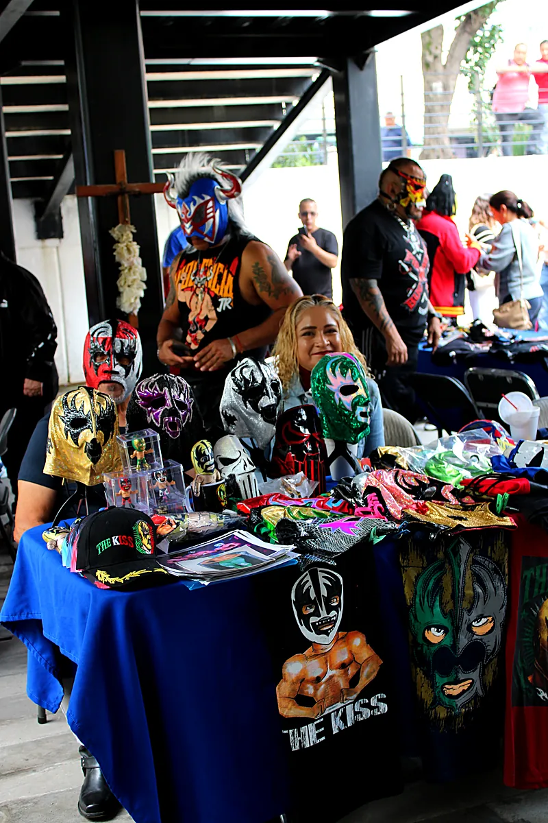 Mesa de máscaras y playeras del luchador Kiss en Expo Máscaras 2026