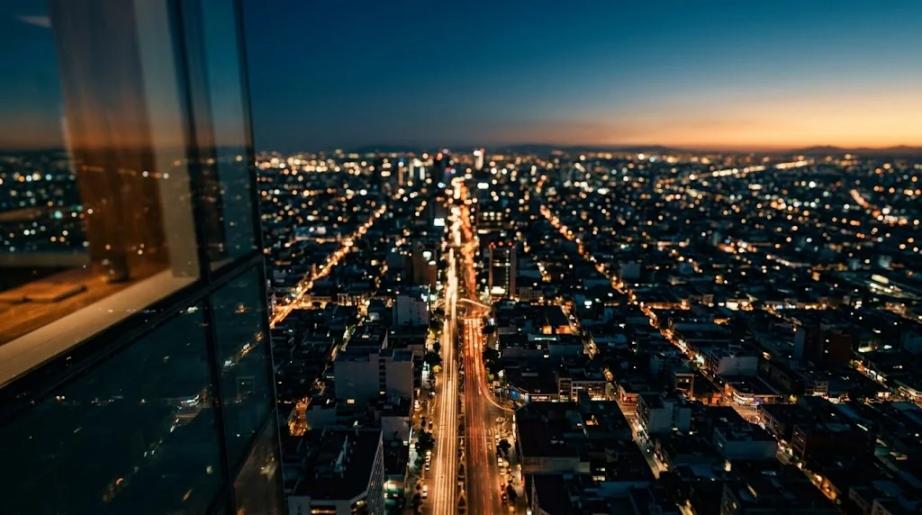 Avenidas iluminadas de la ciudad vistas desde lo alto de noche